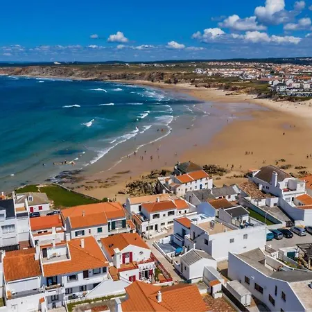 Dom wakacyjny House In The Historic Area Of Lourinhã